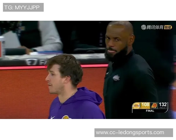 菲尔普斯现场观战湖人对阵太阳身穿布克签名鞋引关注