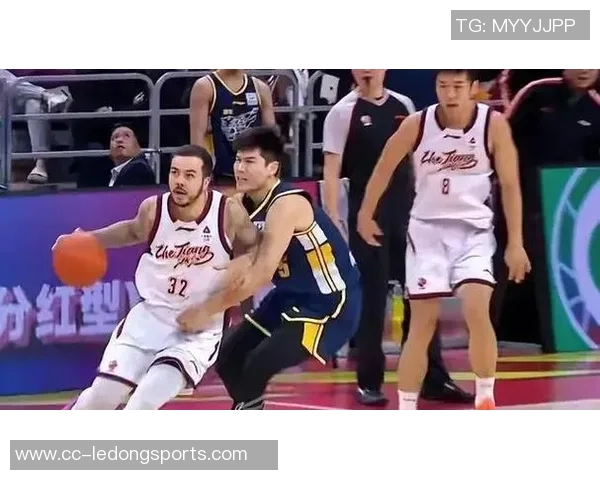 约克神奇表现让广东防守无奈陈家政尽职尽责难阻对手进攻