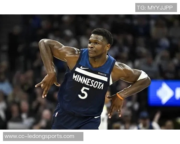 爱德华兹半场表现出色9投6中砍下15分三分球完美命中助力球队奋勇争先 爱德华兹半场表现出色9投6中砍下15分三分球完美命中助力球队奋勇争先